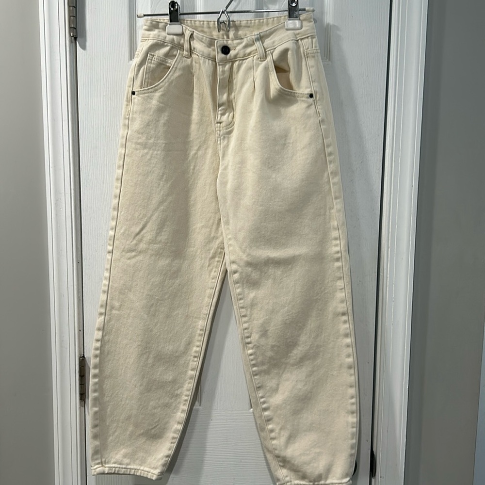 Cream denim ankle jeans. Size Small
